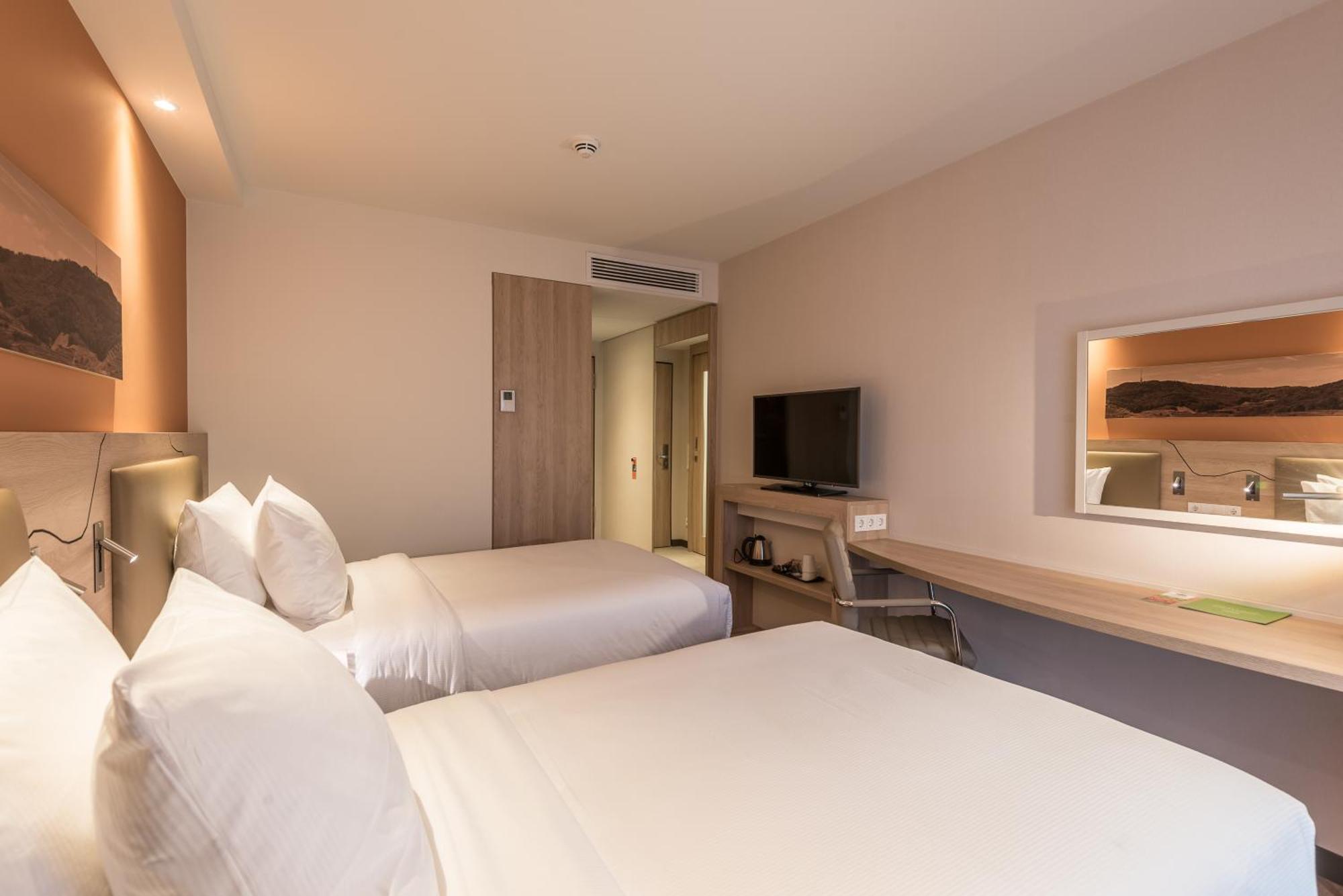 Hampton By Hilton Freiburg Hotel Bagian luar foto