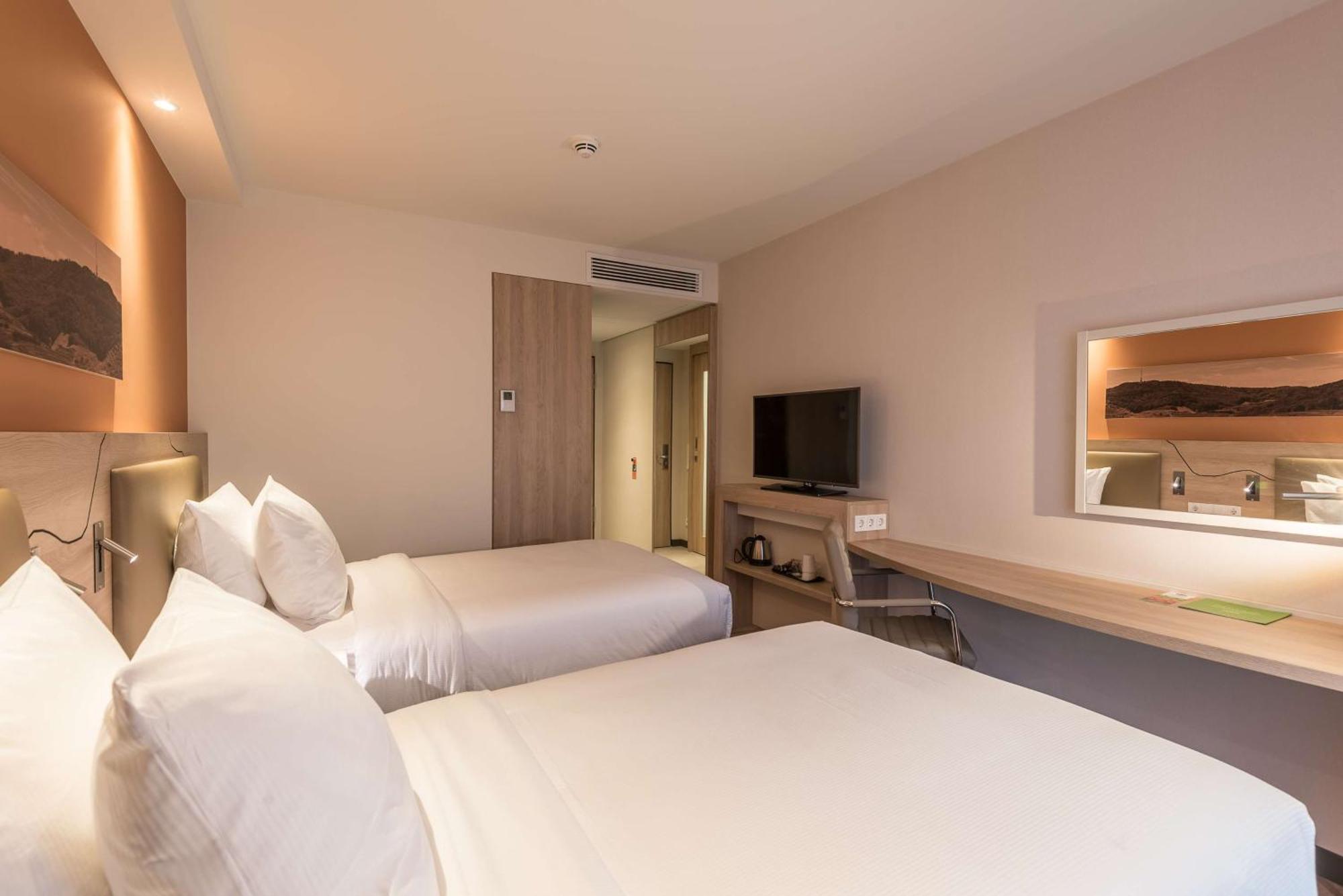 Hampton By Hilton Freiburg Hotel Bagian luar foto